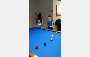 Le jeune Timéo (11 ans, à gauche) découvre le jeu des 7 billes avec Thomas (11 ans, à droite) adhérent du club depuis septembre 2016