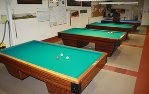 La salle avec ses 4 billards : 3 "2m80" en tapis vert et 1 "3m10" avec tapis bleu