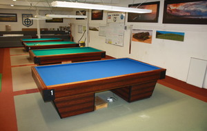 La salle avec ses 4 billards : 3 "2m80" en tapis vert et 1 "3m10" avec tapis bleu