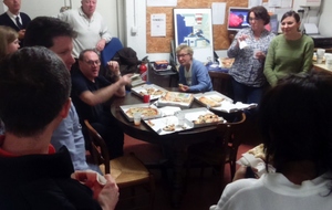 La pause "Dîner" : quelques pizzas, des boissons et de la bonne humeur...