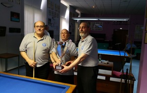 L'équipe du FCM fière de soulever le trophée !