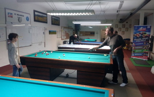 Nathan découvre le jeu de la pétanque, avec les conseils de Christian