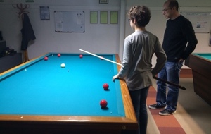 Nathan et son papa s'essayent au jeu des 7 quilles