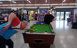 Stéphane (à gauche), mis à disposition par Décathlon toute l'après-midi et Daniel (passionné de billard) jouent pour animer le stand