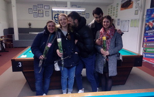 Peggy, Noémie, Victor, Santiago et Julia en fin de séance, avec les roses offertes aux femmes par le club...