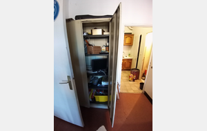 Le frigo avec sa porte s'ouvrant à droite : pas pratique...