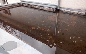 La "piscine" sur le toit du sas d'entrée