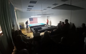 Une vingtaine de spectateur attentifs