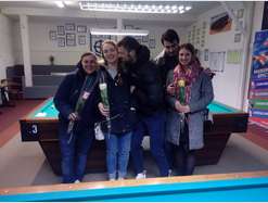 Peggy, Noémie, Victor, Santiago et Julia en fin de séance, avec les roses offertes aux femmes par le club...